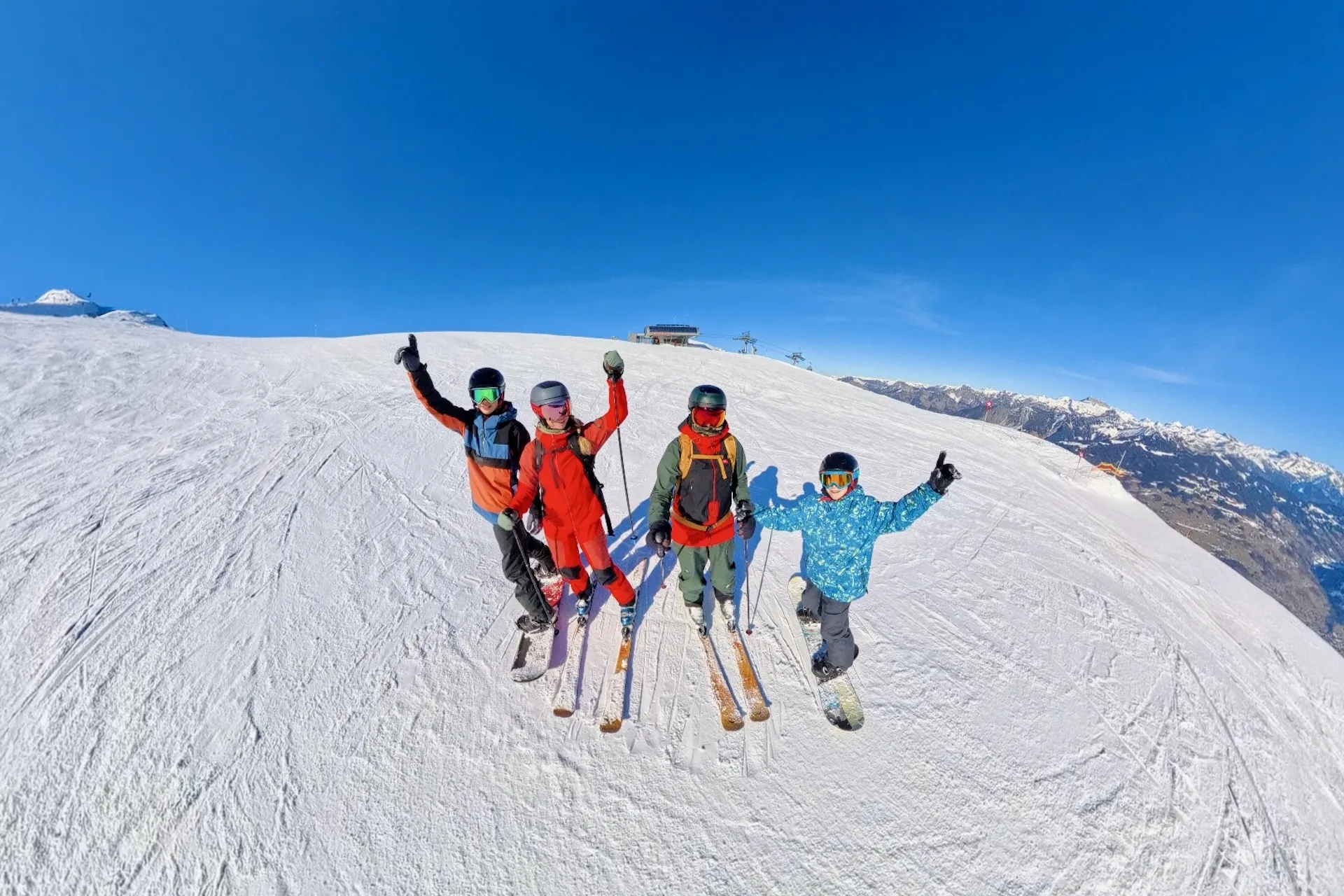 Alpiner Wintersport auf Snowboard und Ski am Erlebnisberg Golm für Familien mit Teenagern