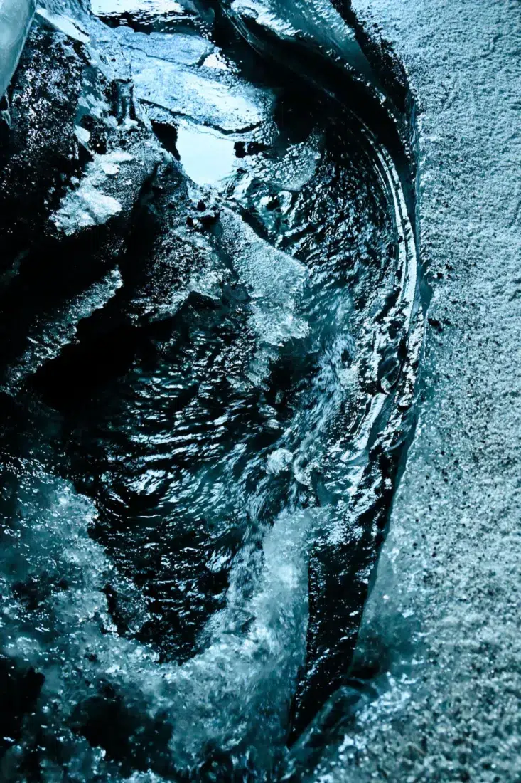 Bach in der Katla-Eishöhle