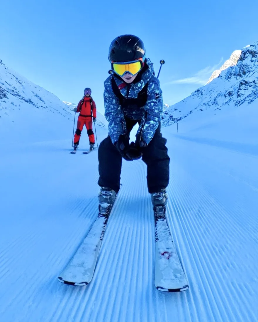 Ben auf der Skisafari auf dem Weg zur Haltestelle