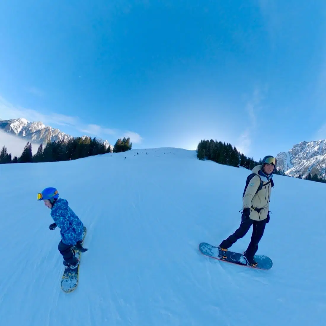 Benni fährt Snowboard mit Lehrer