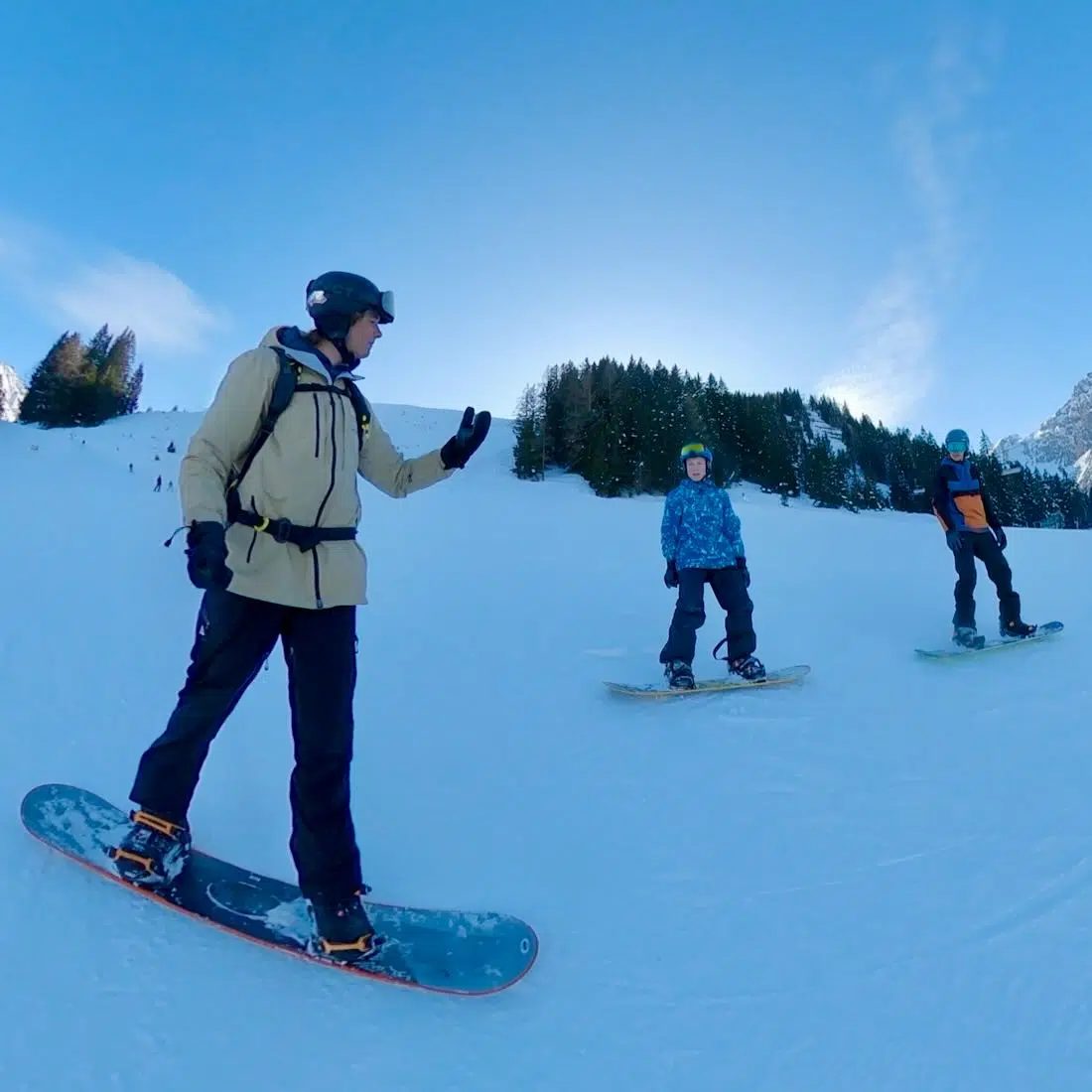 Flo und Benni fahren Snowboard mit Lehrer