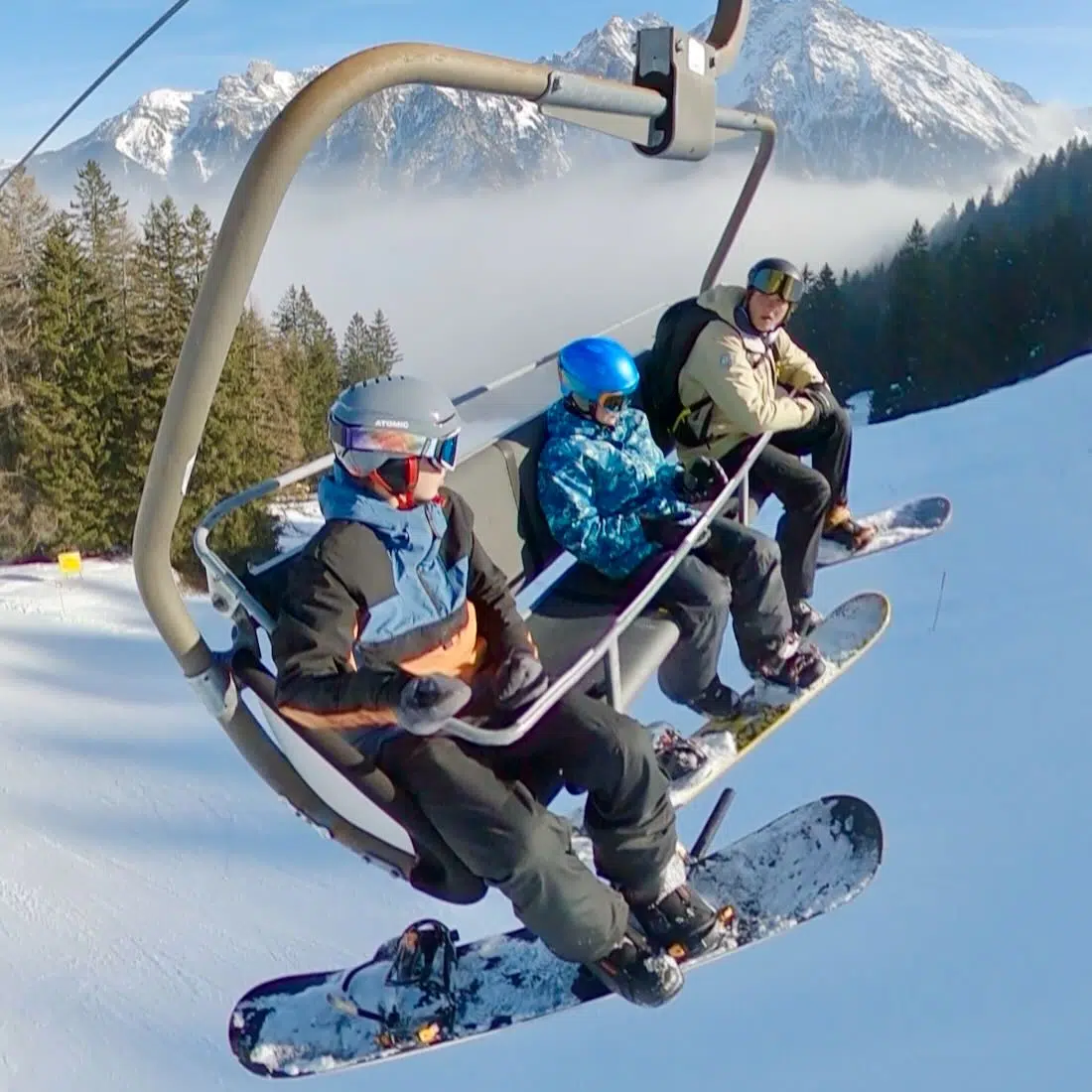 Flo und Benni sitzen im Lift mit Lehrer