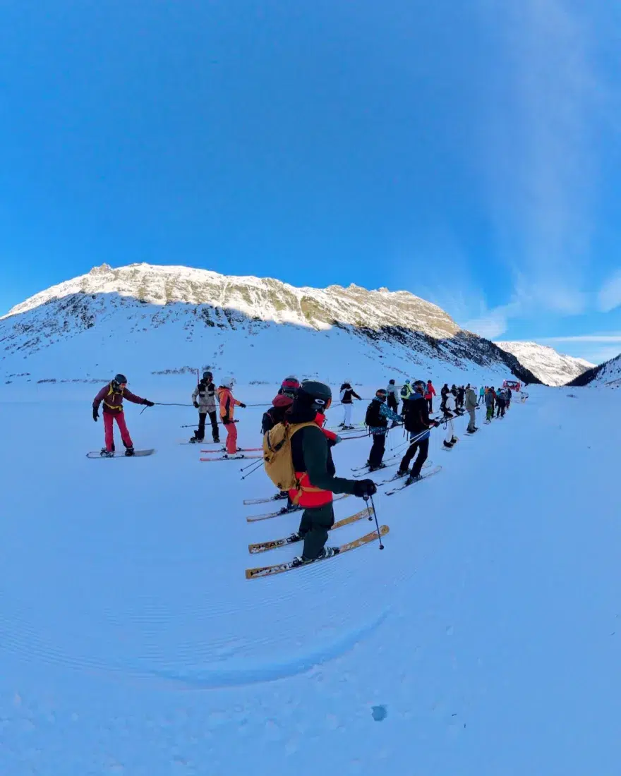 Fravely am Seil der Pistenraupe auf der Skisafari