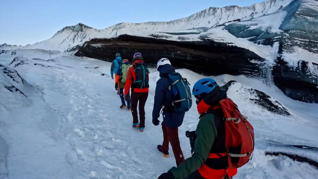Fravely mit Guide auf der Katla-Eishöhle