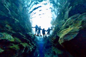 Im Winter Schnorcheln in der Silfra-Spalte mit Arctic Adventures als Familie mit Kindern