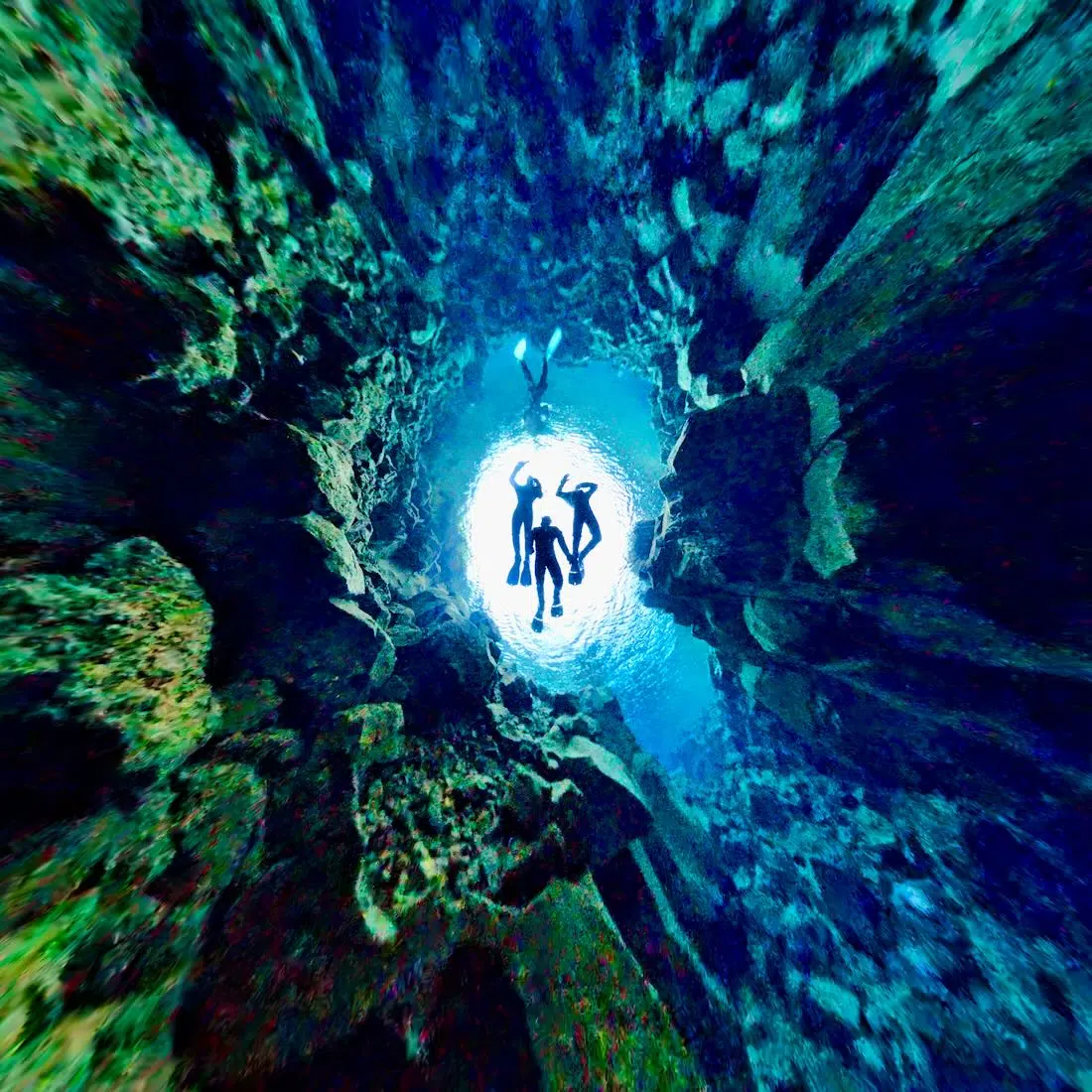 Fravley taucht an Basaltsäulen in der Silfrapsalte vorbei