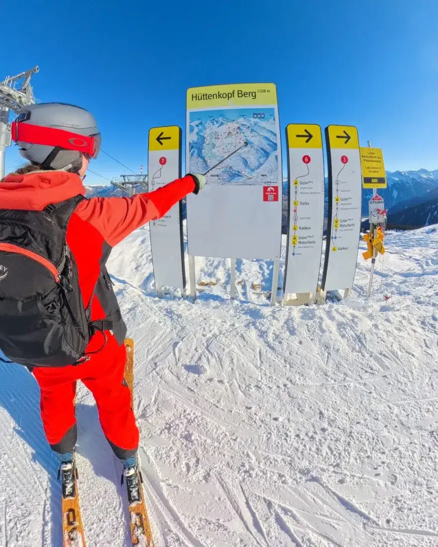 Melanie an der Skikarte vom Erlebnisberg Golm