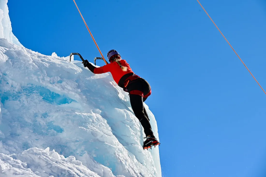 Melanie klettert im Eis auf der Silvretta Bielerhöhe