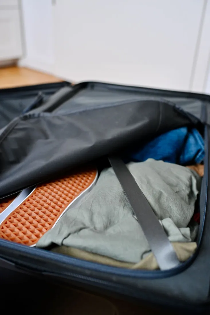 Rechte Seit des Level8 Koffers mit Klamotten gepackt