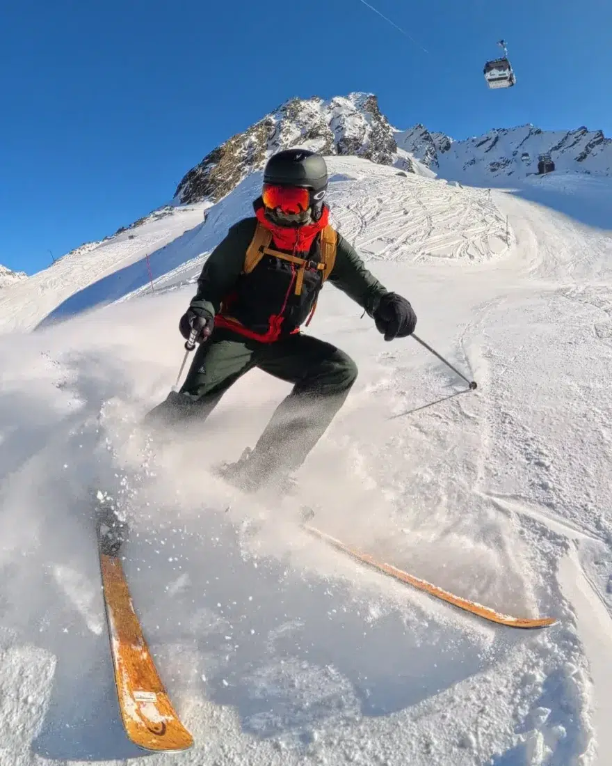 Thomas bremst auf Ski im Schnee in Galtür