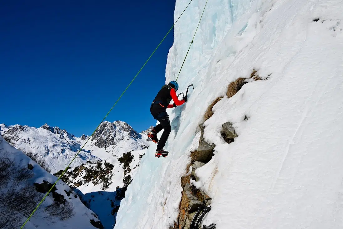 Thomas in der Eiswand beim Eisklettern in der Silvretta Bielerhöhe in Montafon