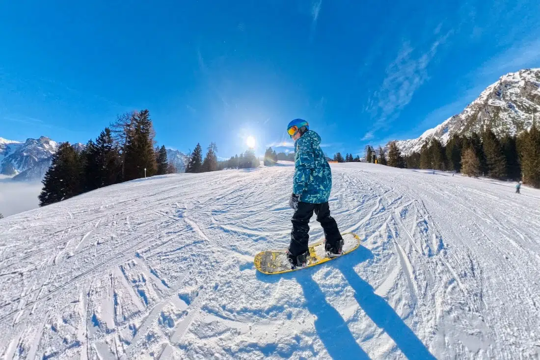 Ben auf dem Snowboard im Brandnertal