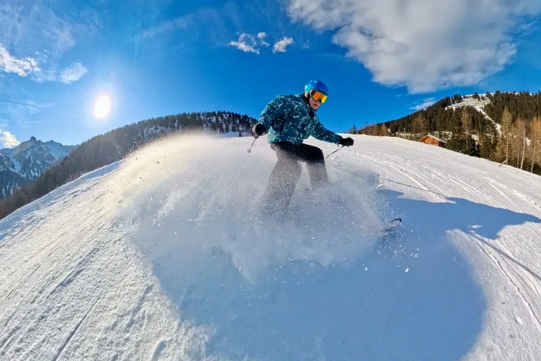 Ben bremst auf Ski im Brandnertal