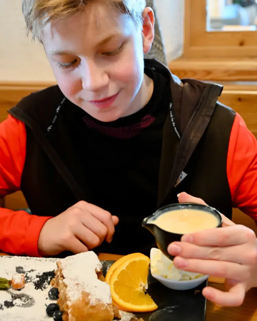 Ben isst einen Apfelstrudel in der Rufana Alp