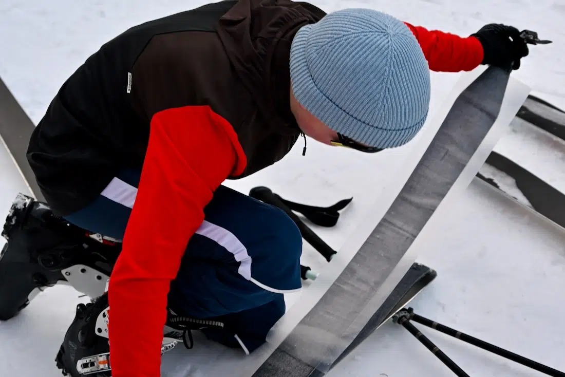 Ben präpariert seine Tourenski