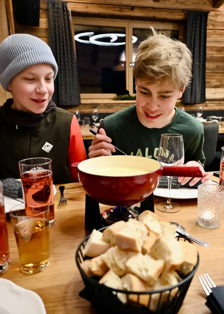 Ben und Flo freuen sich über das Käsefondue in der Rufana Alp