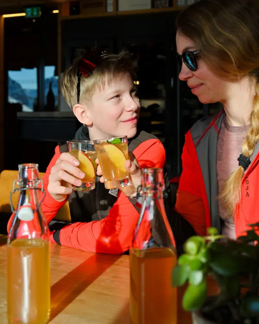 Ben und Melanie stoßen an im Frööd im Brandnertal