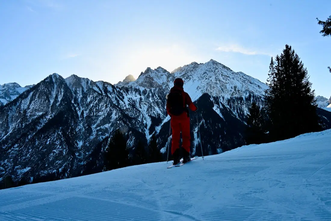 Melanie blickt zum Sonnenaufgang im Brandnertal