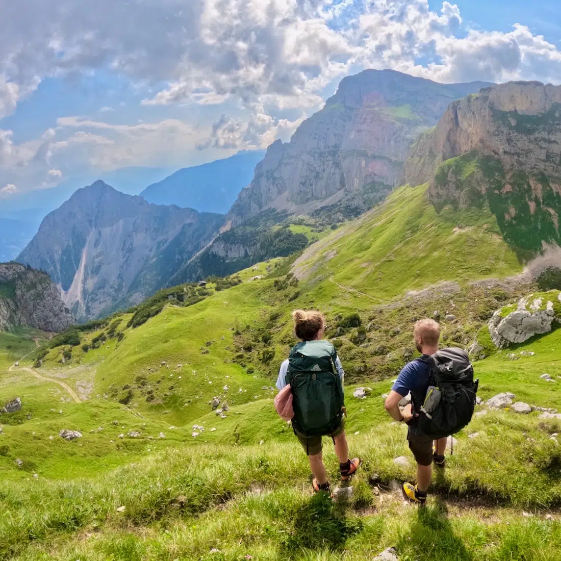 Melanie und Thomas mit Gregory Rucksäcken im Rofan Gebirge