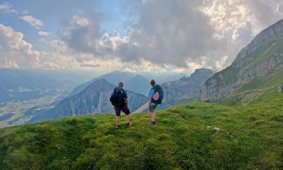 Thomas und Melanie blicken vom Rofan Gebirge in das Inntal
