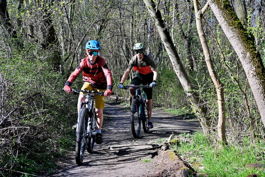 Ben und Flo auf MTBs mit den KED Pector ME-1