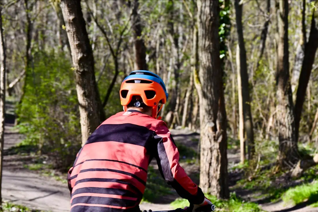 Der KED Pector ME-1 orange blau von hinten