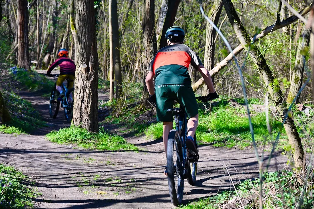 Flo und Ben von hinten auf den Mountainbikes mit dem KED Pector ME-1