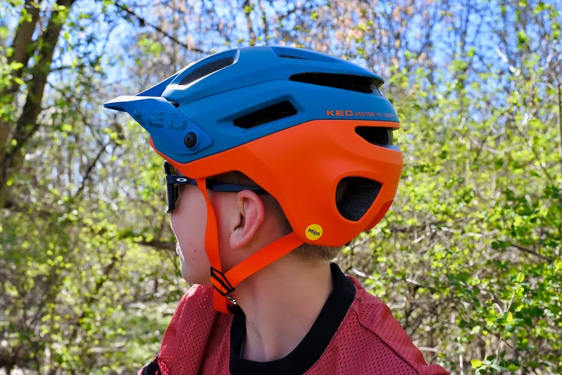 KED Pector ME-1 blau orange Helm von der Seite