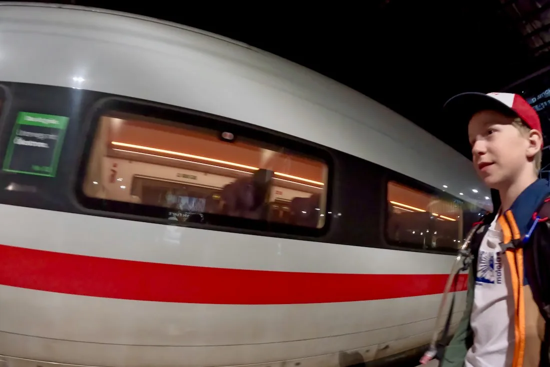 Ben am ICE in Berlin der Deutschen Bahn