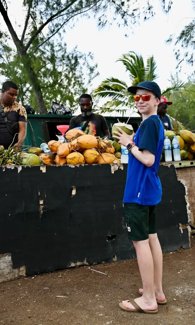 Ben mit einer frischen Kokosnuss auf Rodrigues
