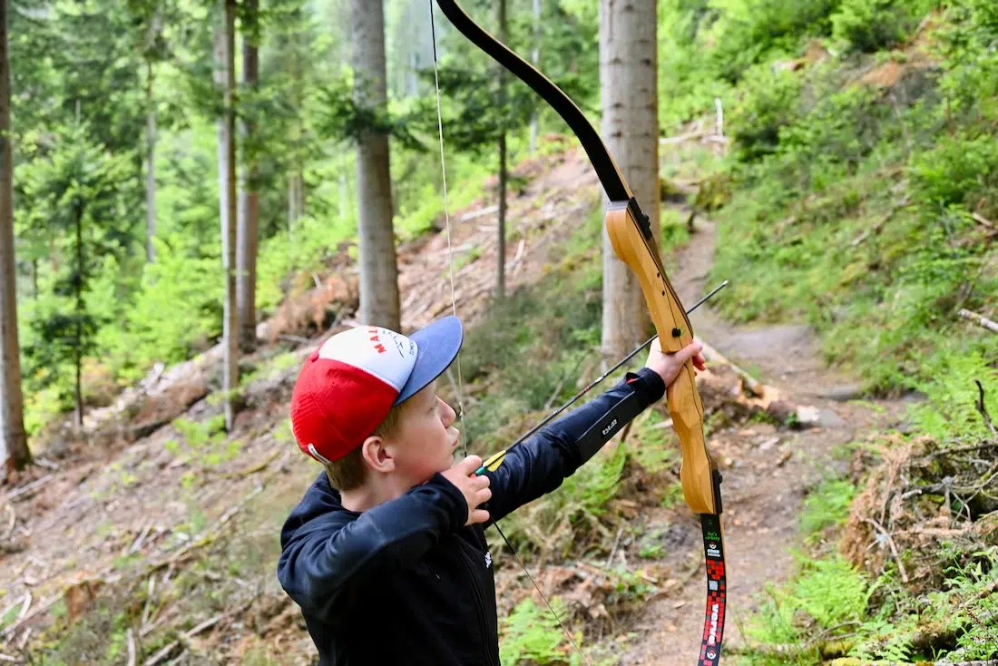 Ben schießt auf dem Bogenparcours des Schützenverein Forbach