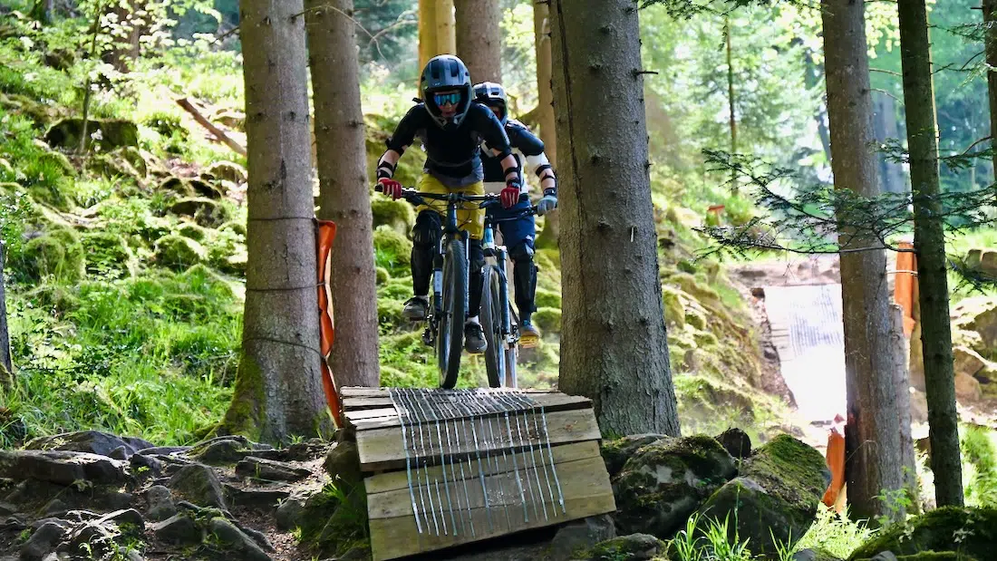 Ben und Thomas auf dem Trail im Adventure Bikepark Bad Wildbad