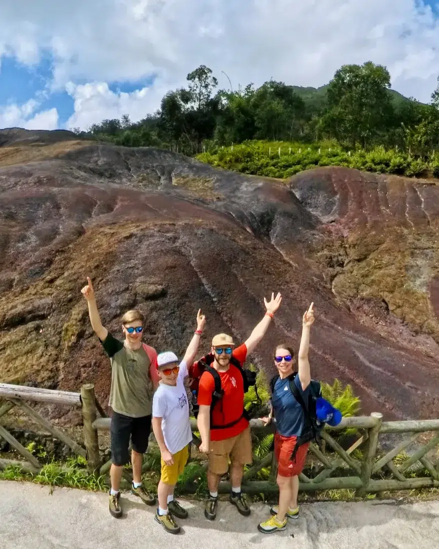 Die 23 farbigen Erden im La Vallé des Couleurs Nature Park