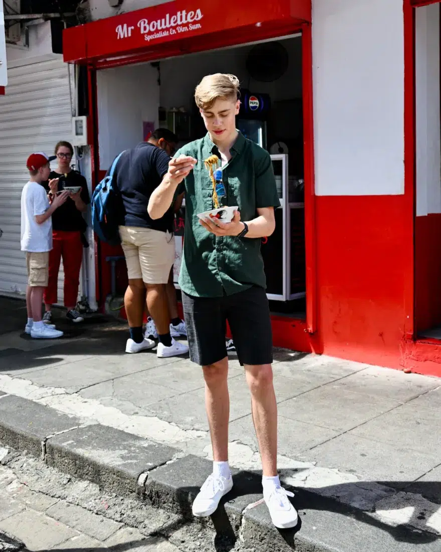 Flo isst asiatische Nudeln auf der Foodtour in Port Louis