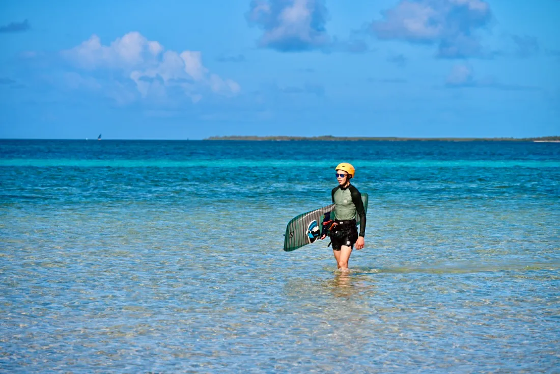 Flo mit Kiteboard am Beach