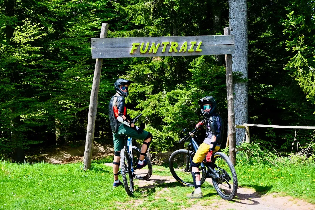 Flo und Ben am Funtrail des Adventure Bikepark Bad Wildbad