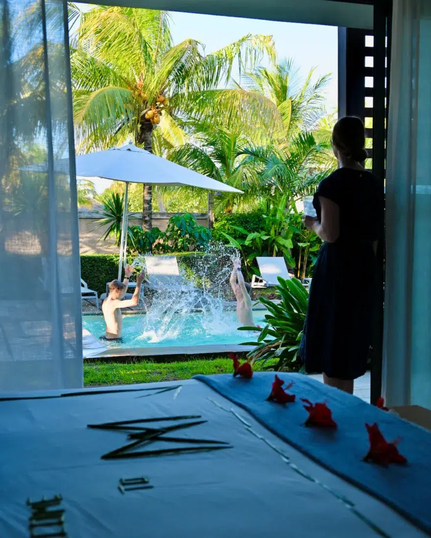 Flo und Ben im Pool von MJ Holidays - Mythic Suites & Villas