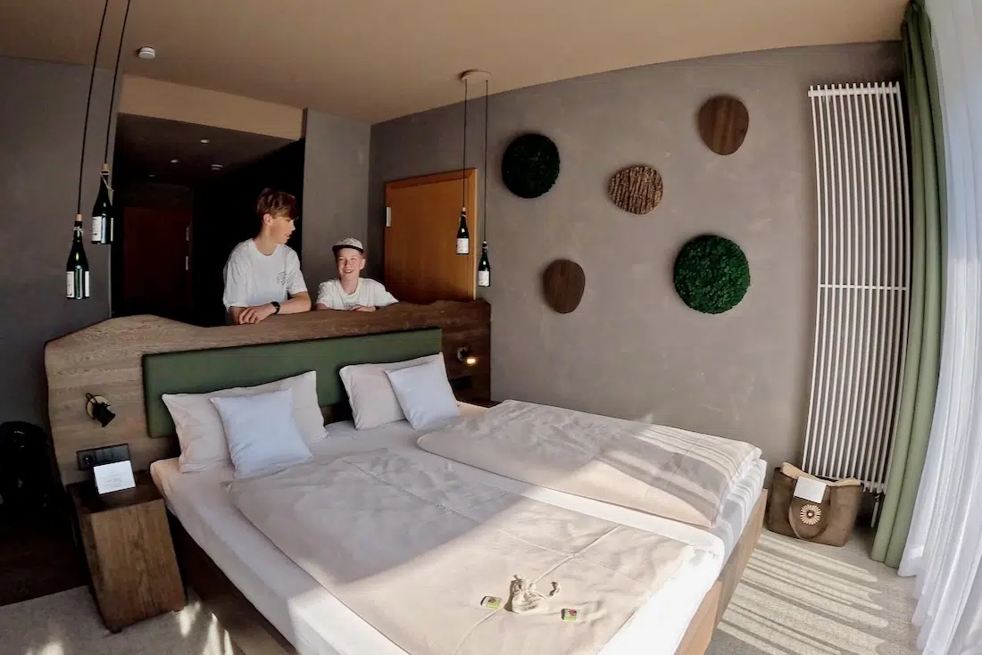 Flo und Ben im Zimmer des Schwarzwald Panorama Hotel