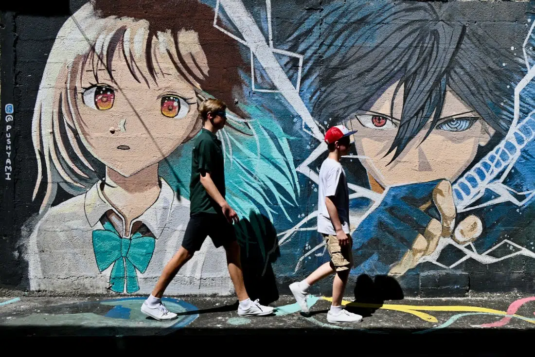 Flo und Ben vor Streetart in Port Louis