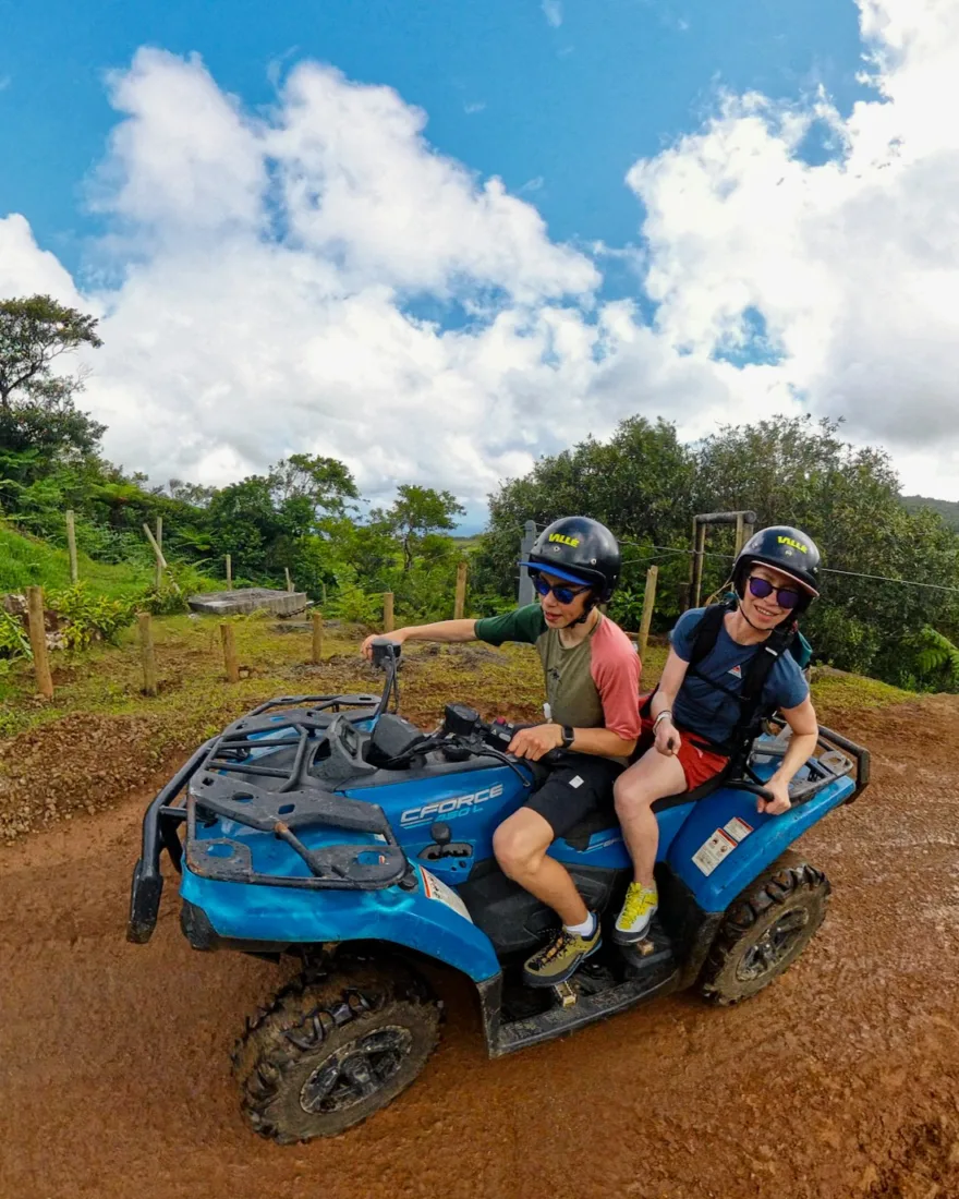 Flo und Melanie auf dem Quad im La Vallé des Couleurs Nature Park
