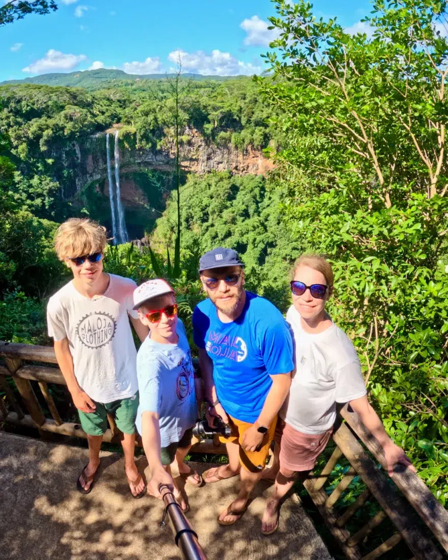 Fravely am Wasserfall im Chamarel La Terre des Couleurs