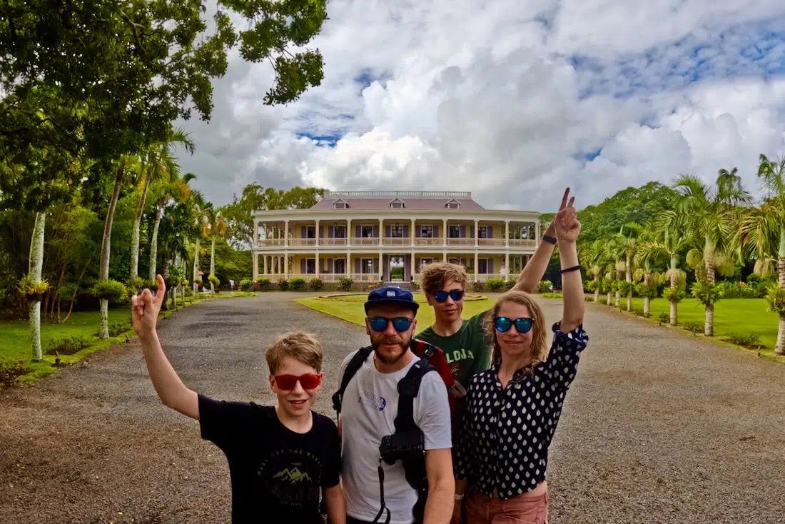 Fravely vor dem Château de Labourdonnais