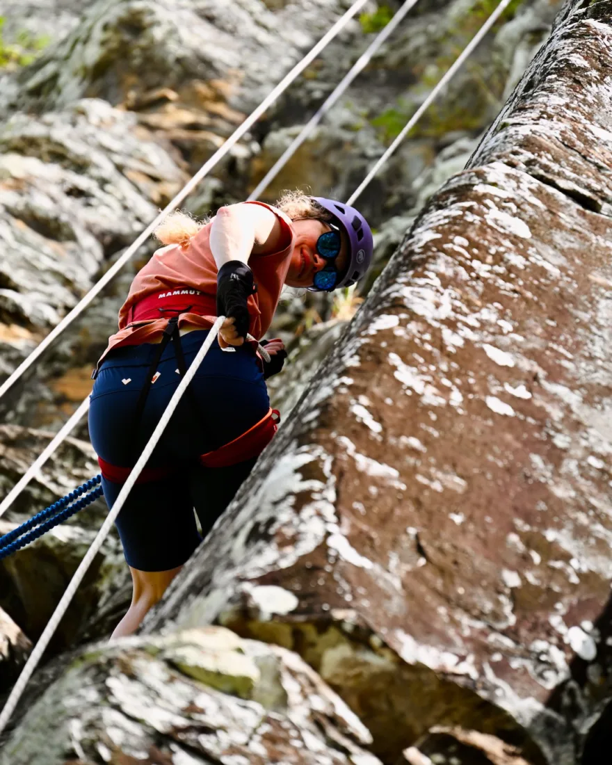 Melanie seilt sich 50 Meter allein ab