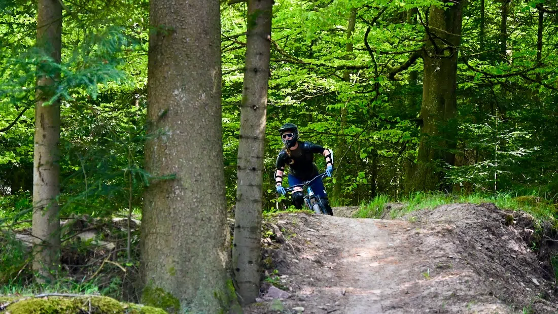 Melanie auf dem Trail im Adventure Bikepark Bad Wildbad