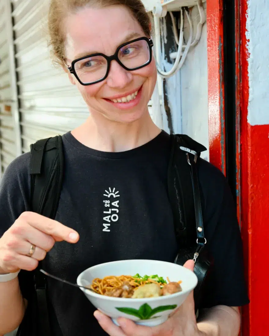 Melanie freut sich über Nudeln in Port Louis