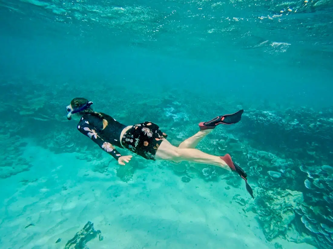 Melanie schnorchelt in der Reviere Banane