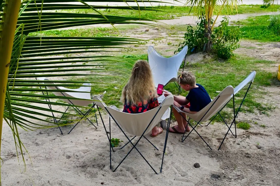 Melanie und Ben nutzen Holafly-App eSIM am Handy