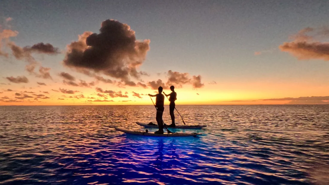 SUP im Sonnenuntergang im Paradis Beach Comber