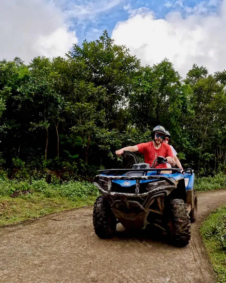 Thomas und Ben auf dem Quad im La Vallé des Couleurs Nature Park