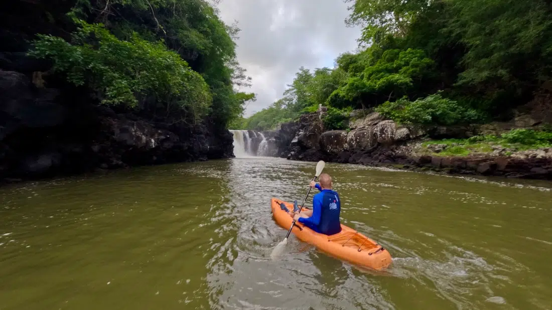 Thomas vor dem GRSE Wasserfall in Mauritius